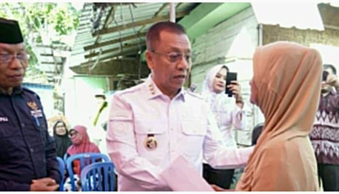 Wali Kota Bima Serahkan Dana Sharing Bedah Rumah untuk Warga Paruga