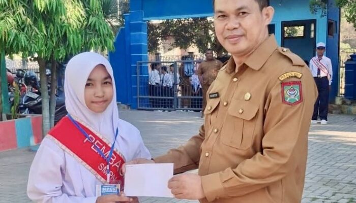 Datang Paling Awal, Dua Siswa dan Satu Guru SMPN 11 Diganjar Penghargaan