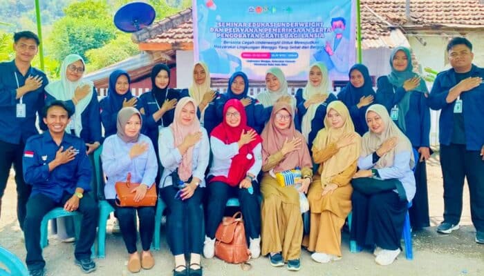 Tak Hanya Belajar, Mahasiswa KKN UM Bima Layani 80 Warga dengan Pengobatan Gratis