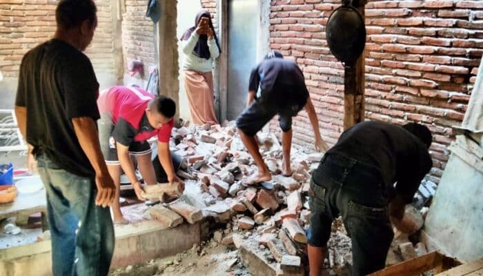 Usai Gempa, BPBD Kota Bima dan TSBK Bersihkan Puing Rumah yang Ambruk