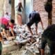 Usai Gempa, BPBD Kota Bima dan TSBK Bersihkan Puing Rumah yang Ambruk