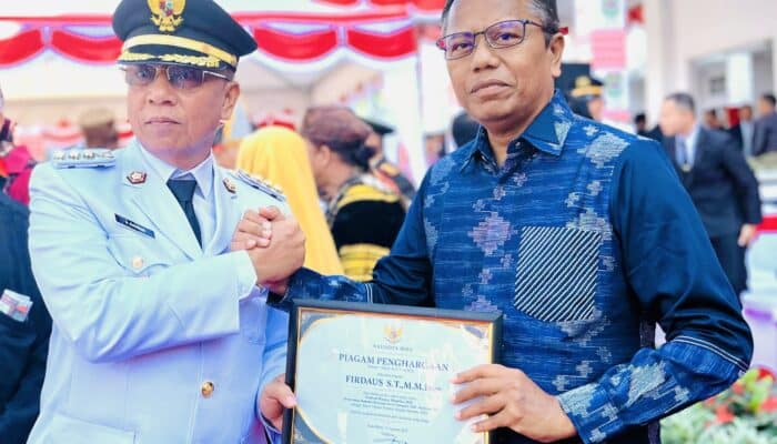 Sukses Bawa Festival Rimpu Mantika, Kerja Keras Ketua STIE Bima Firdaus Diganjar Penghargaan