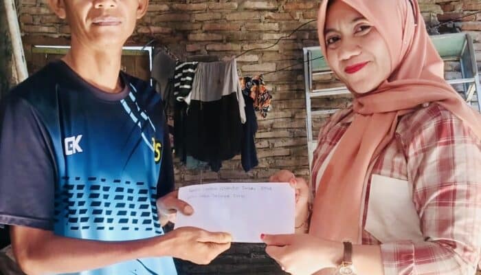 Ketua SALUT Mutiara Hati Bima Serahkan Bantuan untuk Warga Terdampak Gempa di Rabangodu Selatan