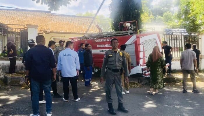 Mobil Damkar Kota Bima Tiba-Tiba Tabrak Kantor LTSA, Tembok Hancur Berantakan