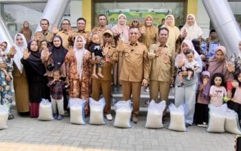 Tekan Risiko Stunting, Wali Kota Bima Salurkan 3 Ton Beras untuk Warga