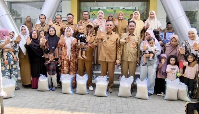 Tekan Risiko Stunting, Wali Kota Bima Salurkan 3 Ton Beras untuk Warga