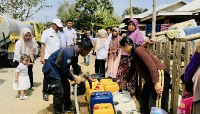 Kemarau, DPPKB Kota Bima Salurkan Air Bersih untuk Keluarga Risiko Stunting